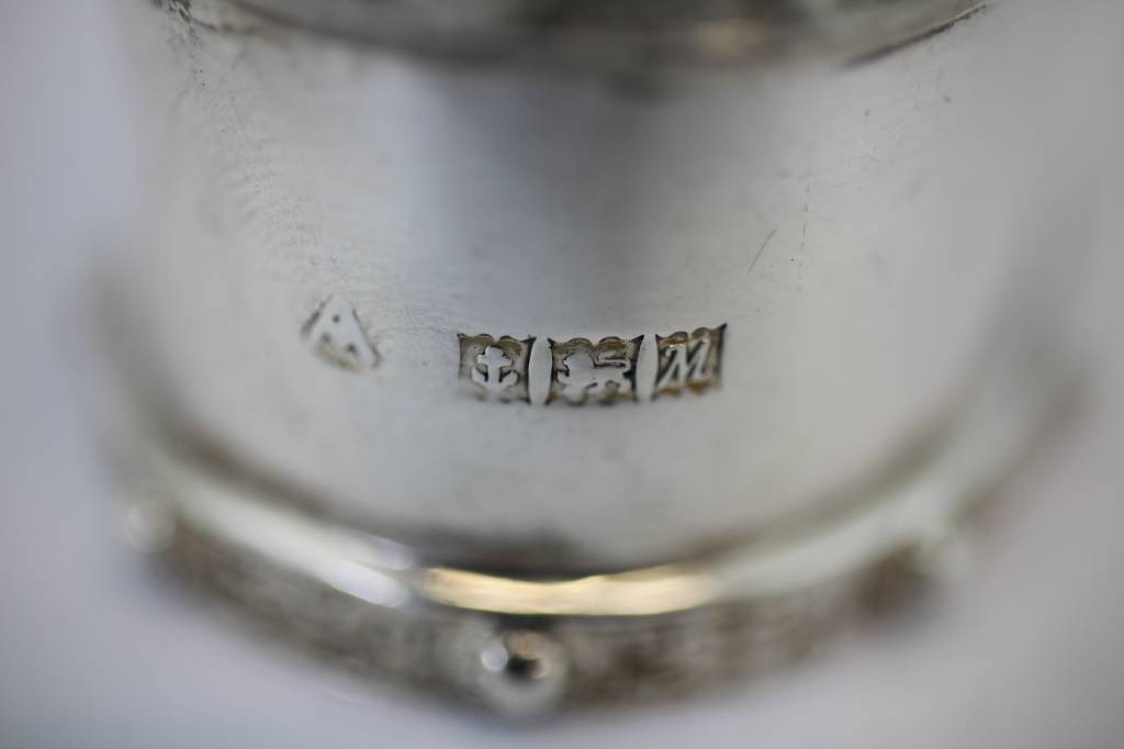 Oude Zilveren Engelse servetring detail gegraffeerde logos