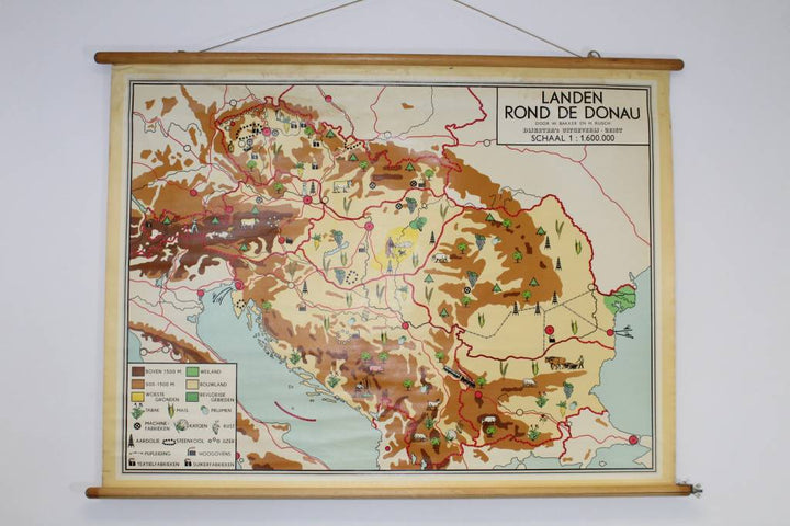 Vintage schoolkaart van de landen rond de Donau 84 x 113 voorkant