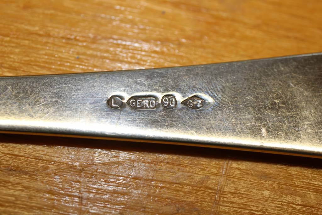 Vork en lepel haagslofje gero detail gegraffeerde logos