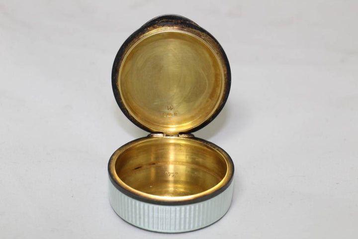 Oud Wit geëmailleerde Zilveren Pillendoos voorkant deksel open