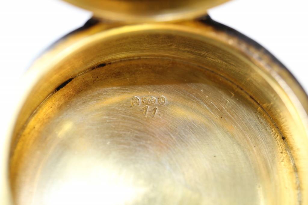 Oud Wit geëmailleerde Zilveren Pillendoos detail binnenkant