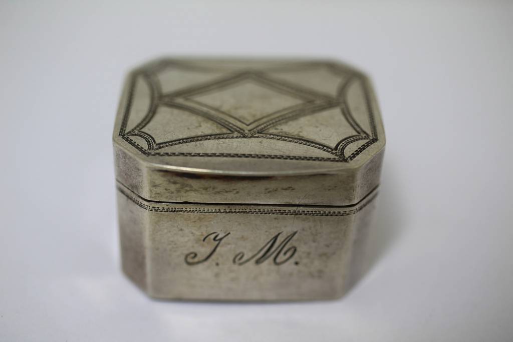 Oude Frans zilveren pillendoosje voorkant