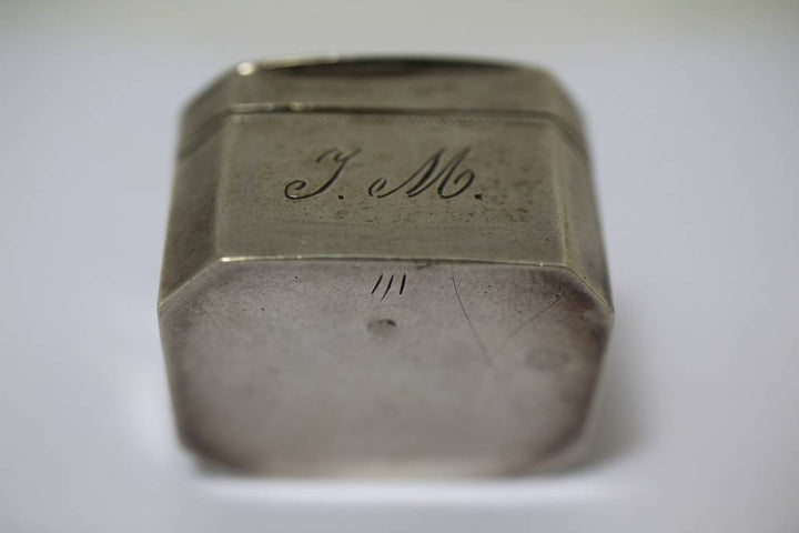 Oude Frans zilveren pillendoosje onderkant