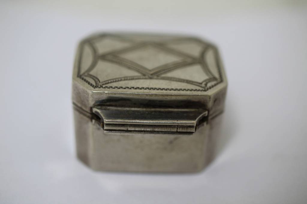 Oude Frans zilveren pillendoosje achterkant