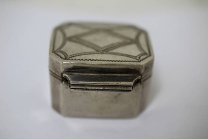 Oude Frans zilveren pillendoosje achterkant