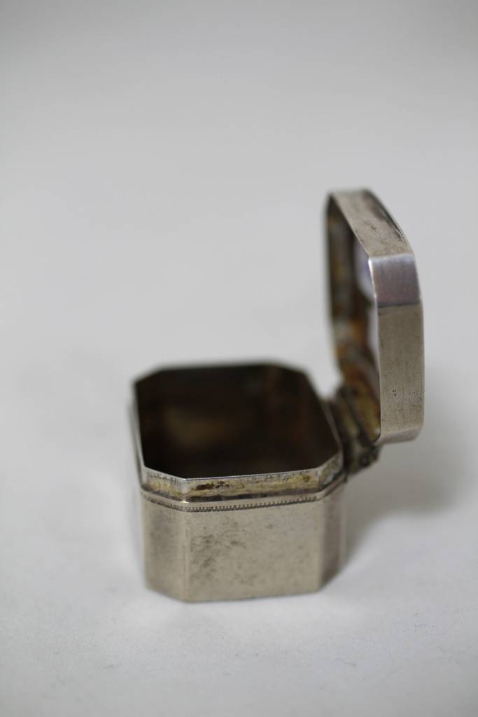 Oude Frans zilveren pillendoosje zijkant deksel open