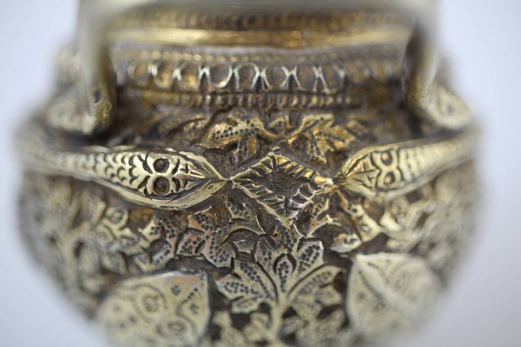 Oud Zilveren oosters Zoutvat met vissen detail achterkant