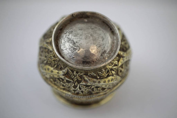 Oud Zilveren oosters Zoutvat met vissen onderkant