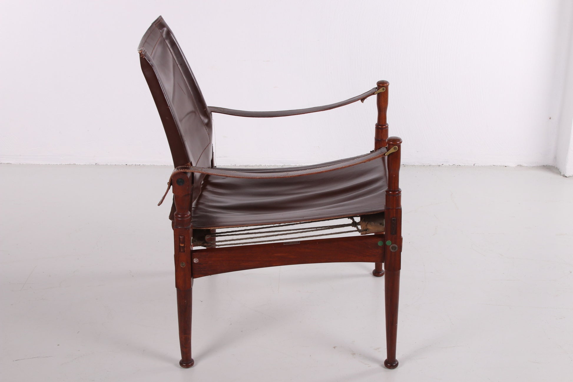 Bruine Safari stoel van Khyber Wood zijkant