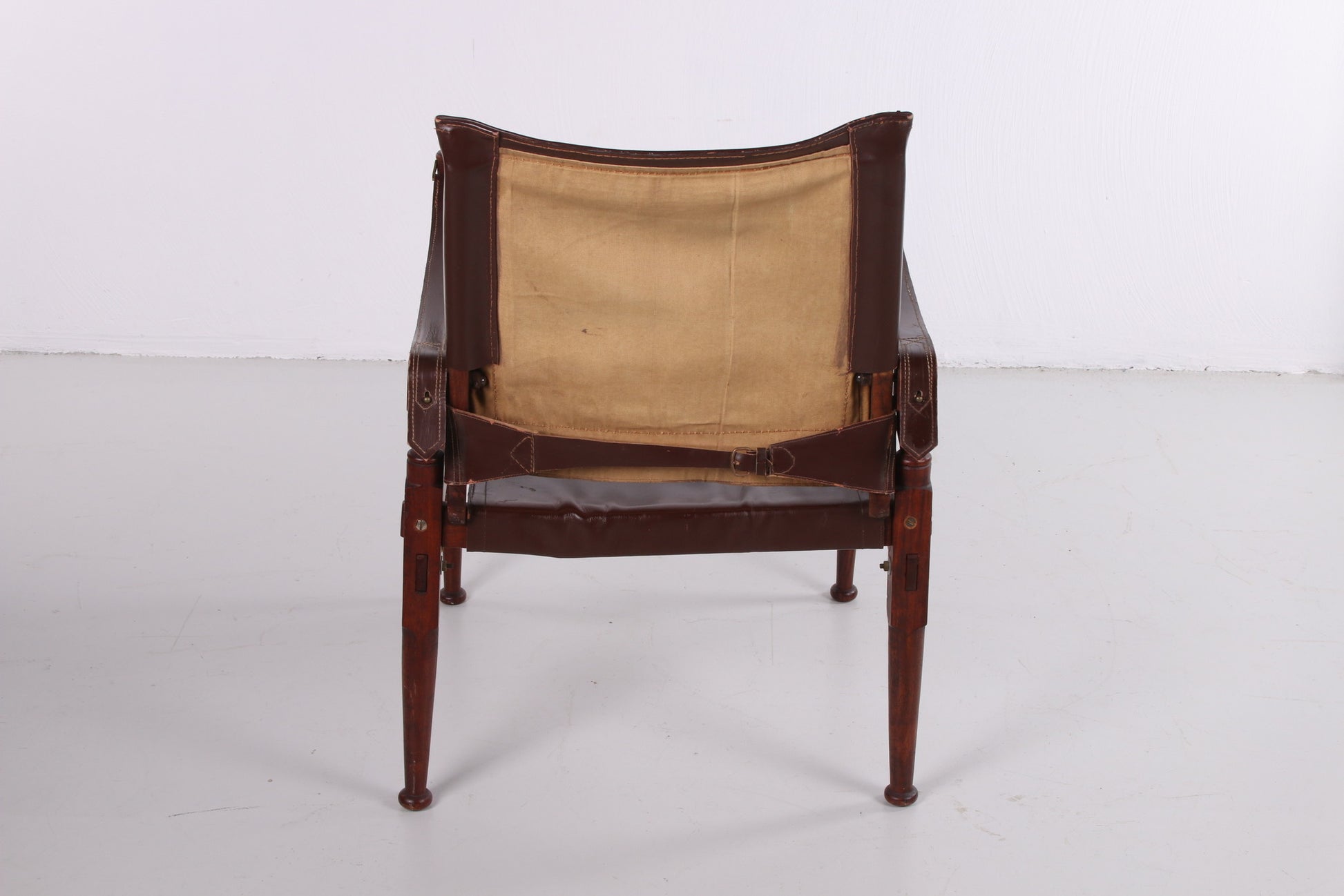 Bruine Safari stoel van Khyber Wood achterkant