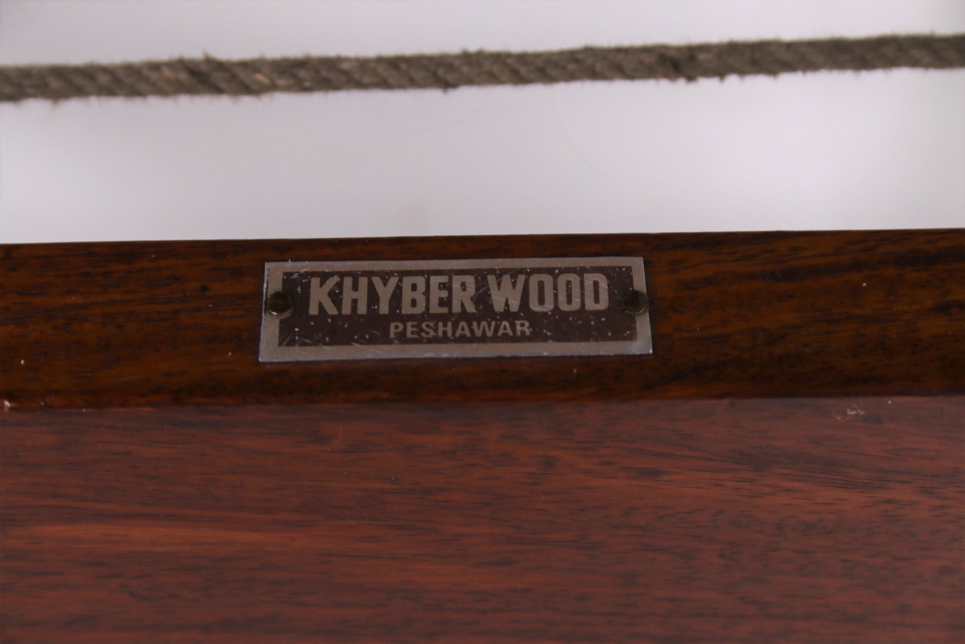 Bruine Safari stoel van Khyber Wood detail sticker