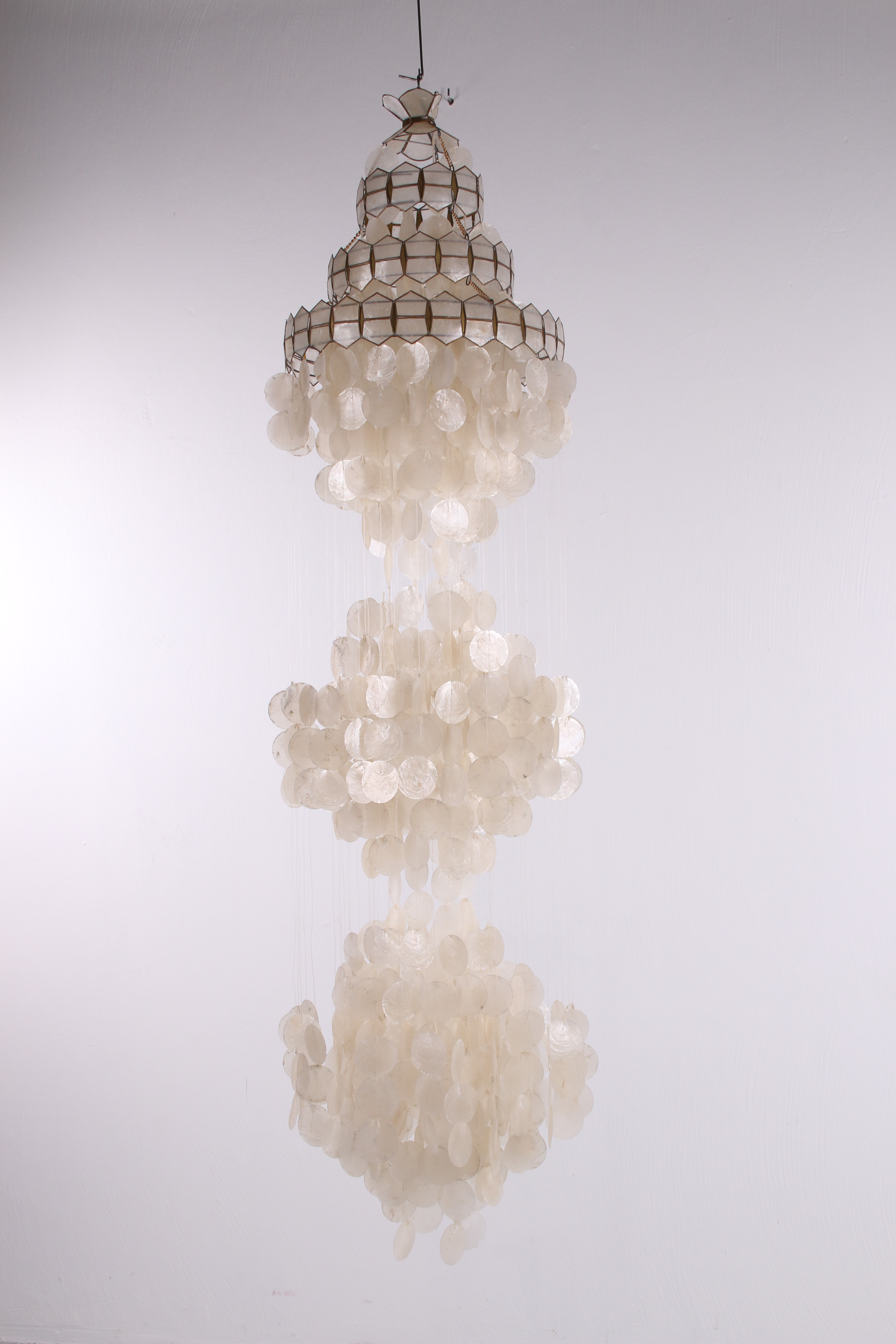 Vintage Windvanger kroonluchter gemaakt van Schelpen Verner Panton stijl jaren60 voorkant licht uit