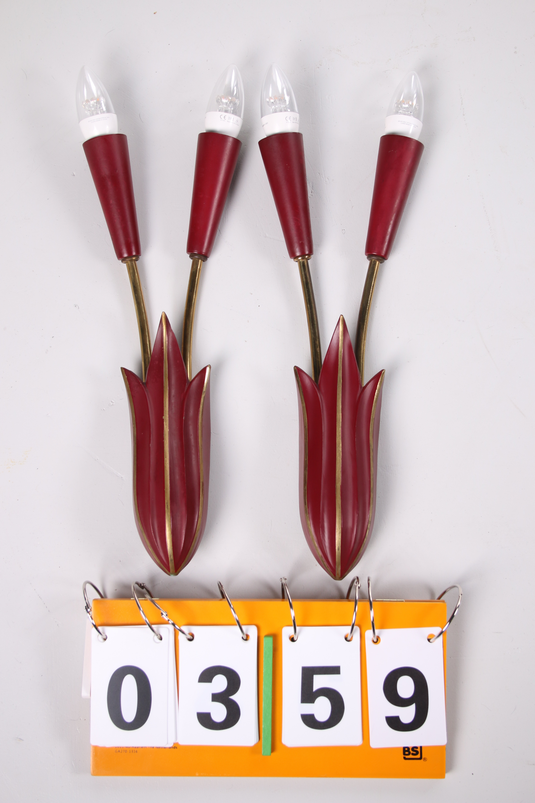 Set van twee rode Mid Century Franse wandlampen voorkant