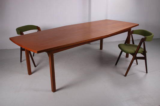 Grote teakhouten Zweedse designer Eettafel, jaren 60 voorkant schuin