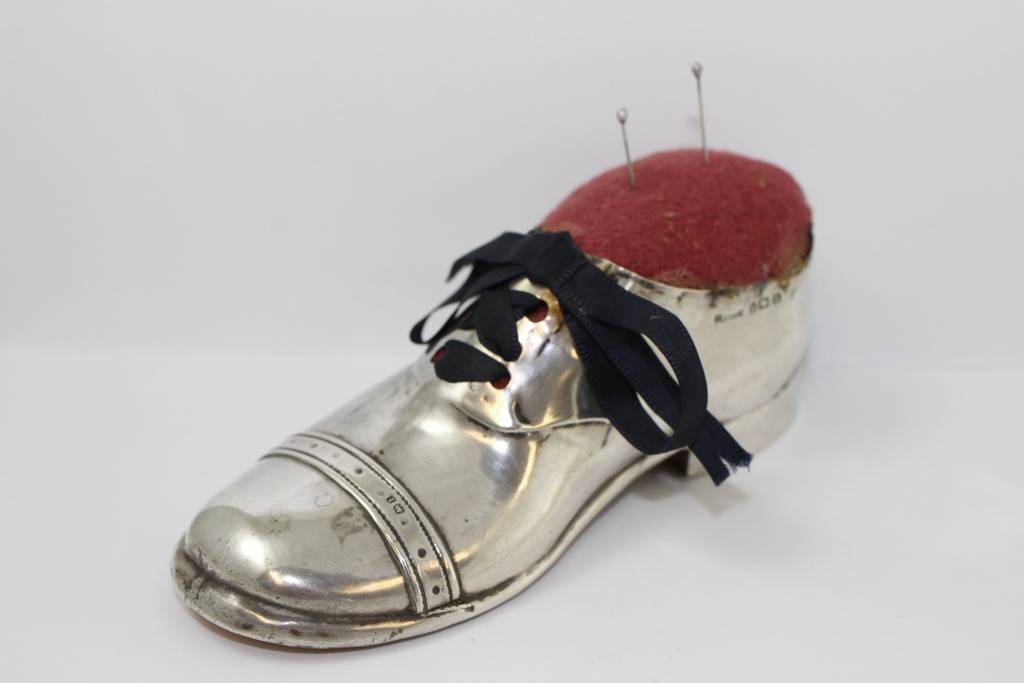 Zilveren Speldenkussen Grote schoen met houten zool voorkant