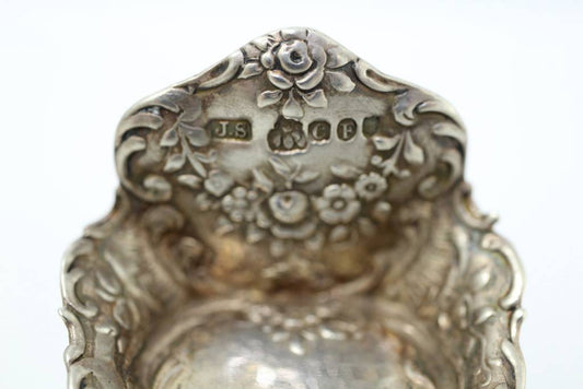 Oud Zilveren poppenhuis stoeltje detail gegraffeerde logos rugleuning