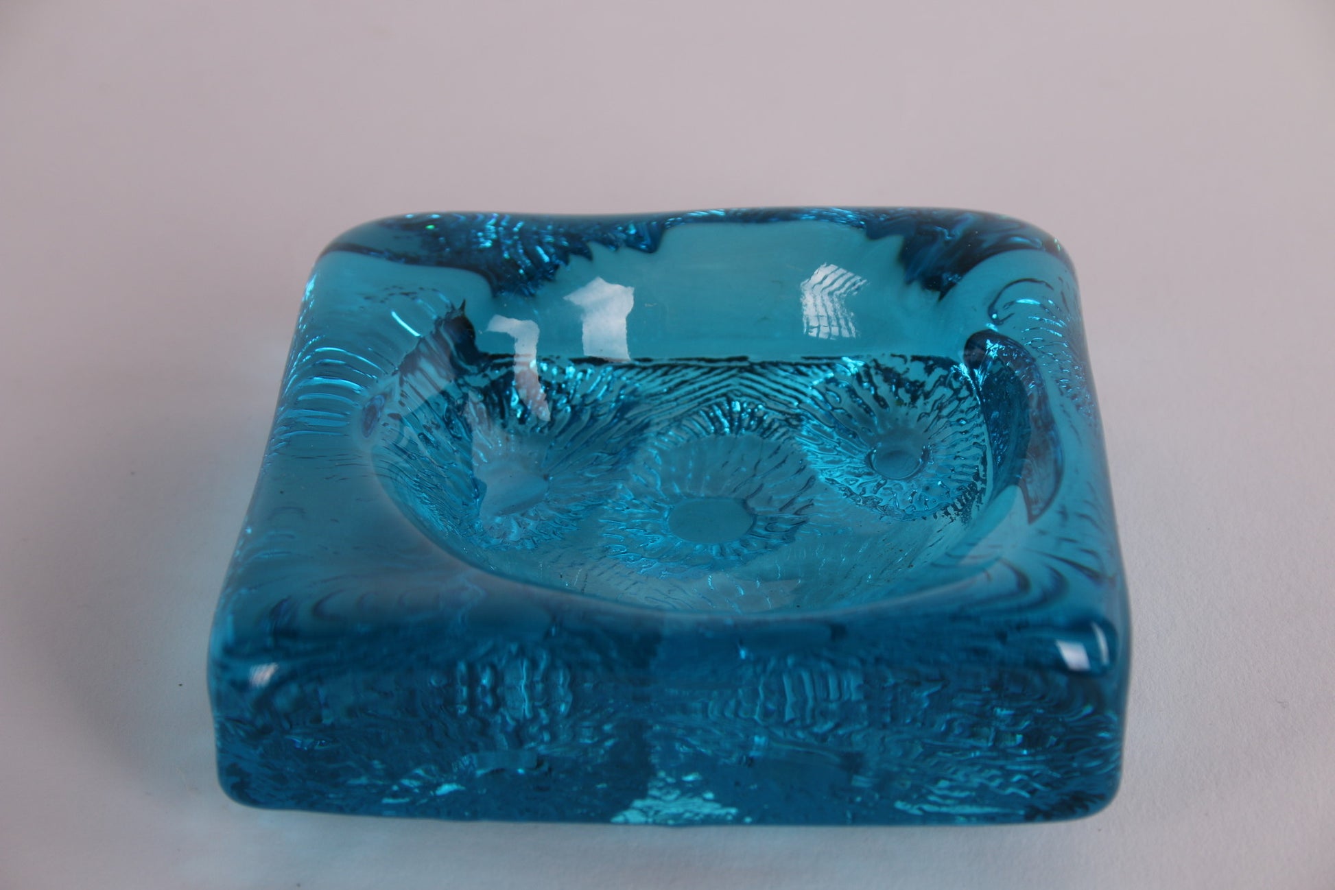 Deense glazen asbak blauw, jaren 60 voorkant