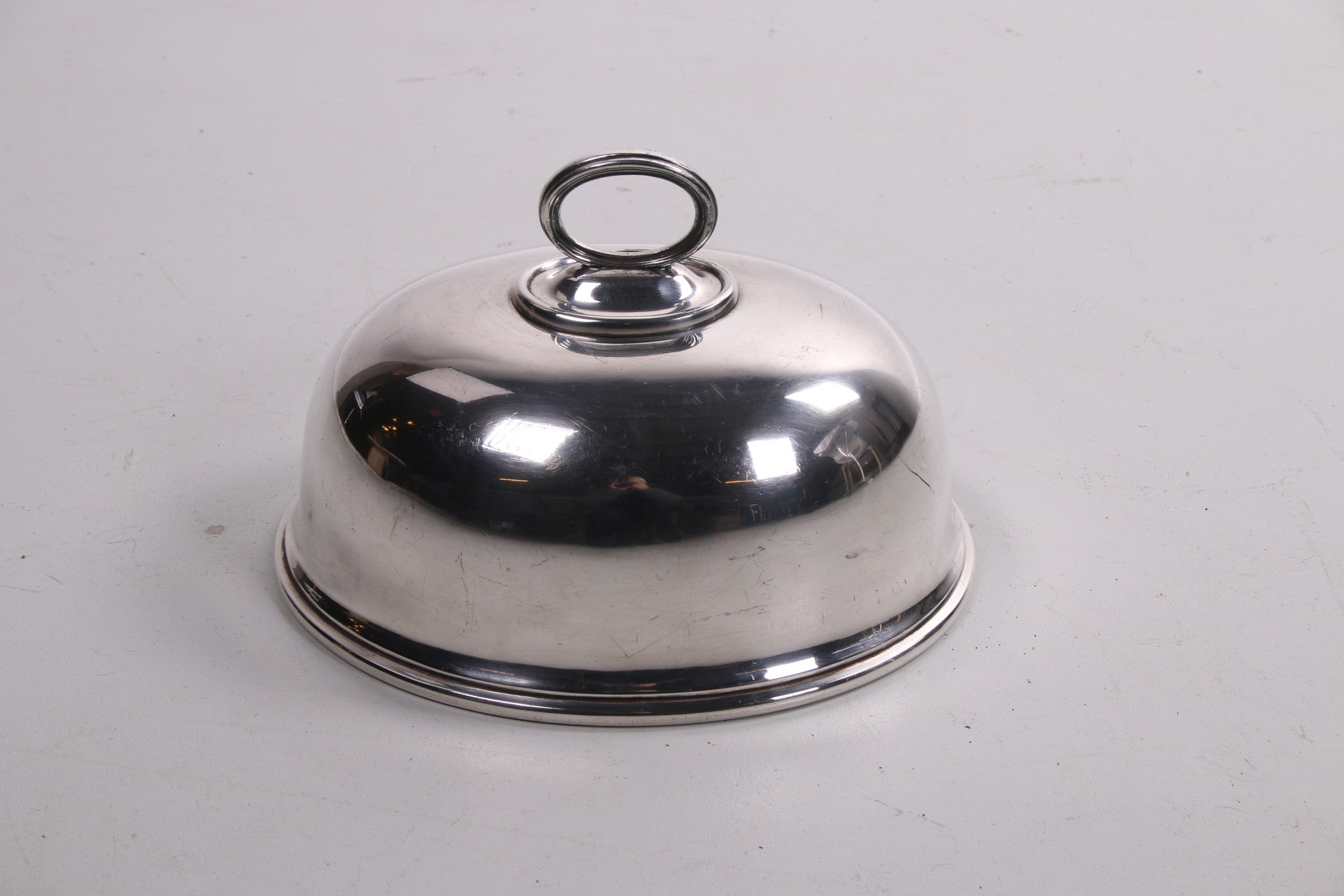 Oude verzilverde Cloche of dekschaal voorkant bovenaf