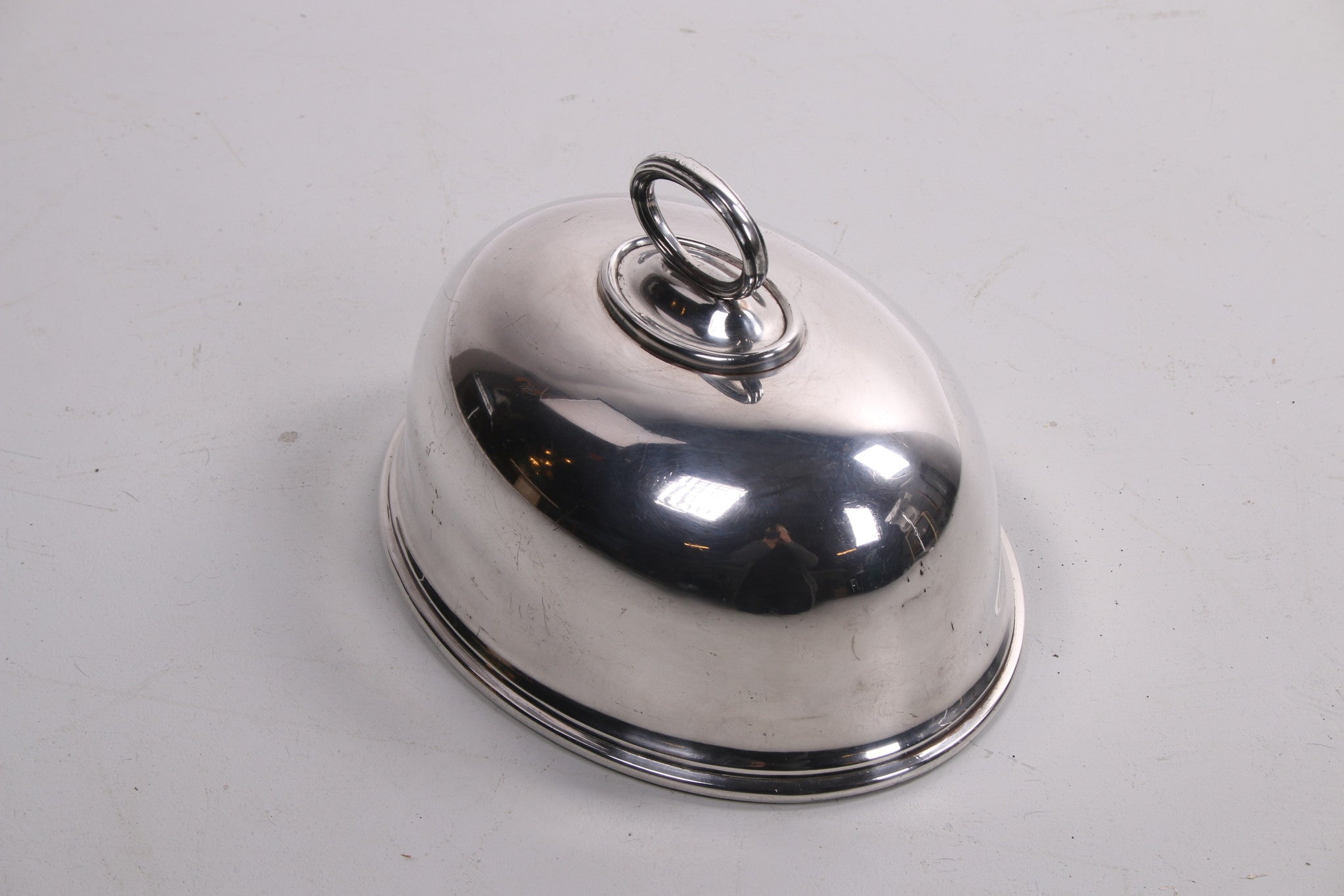 Oude verzilverde Cloche of dekschaal zijkant bovenaf