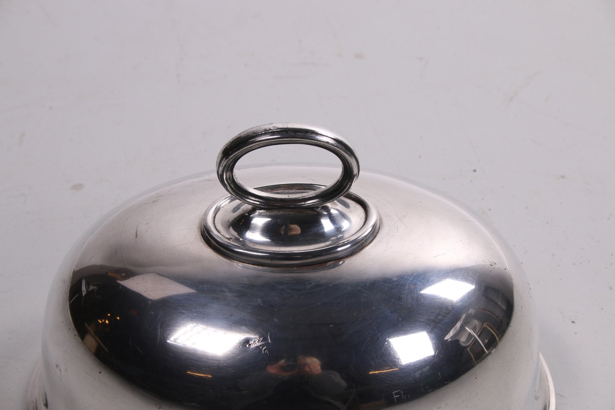 Oude verzilverde Cloche of dekschaal detail handvat bovenaf