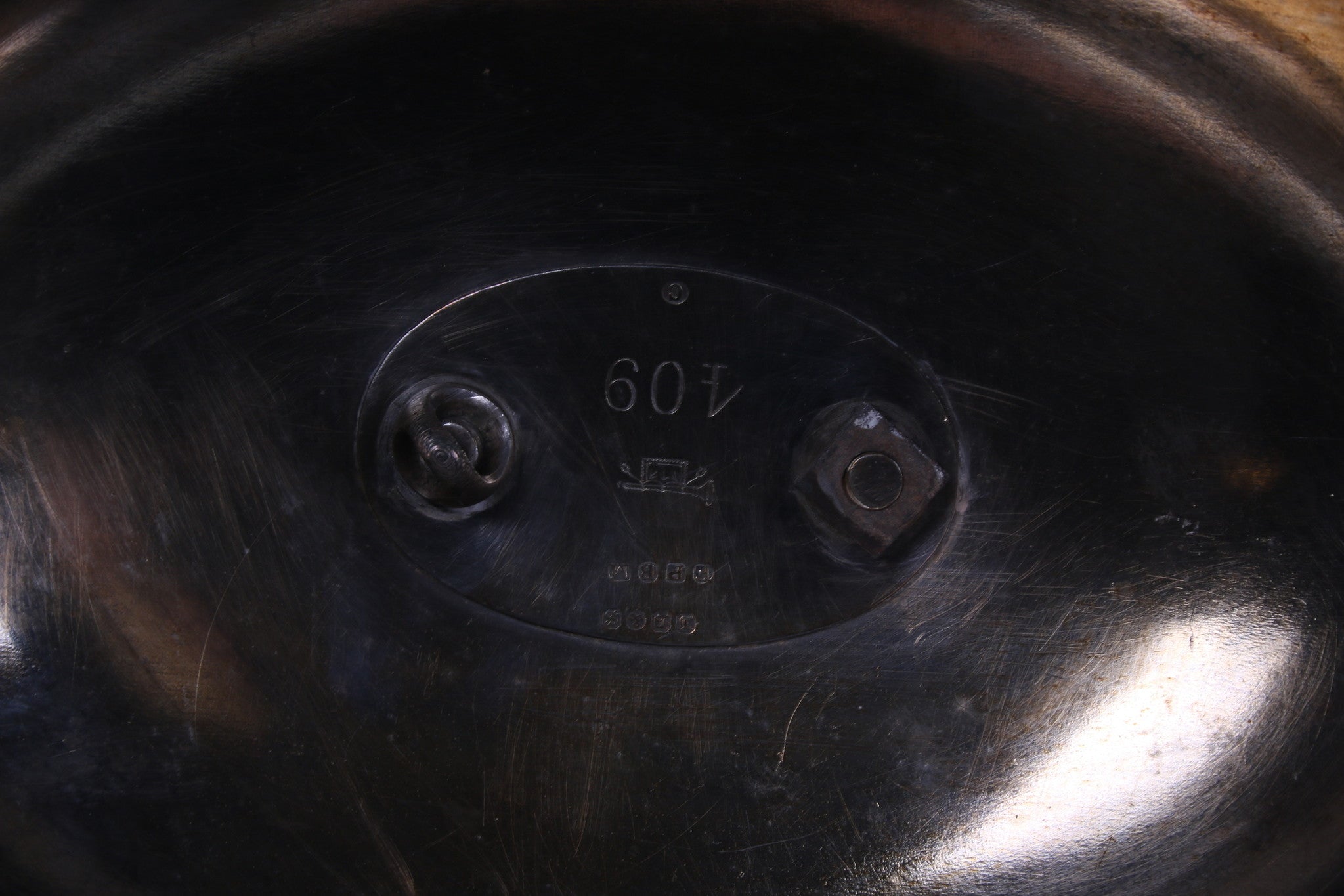 Oude verzilverde Cloche of dekschaal detail binnenkant