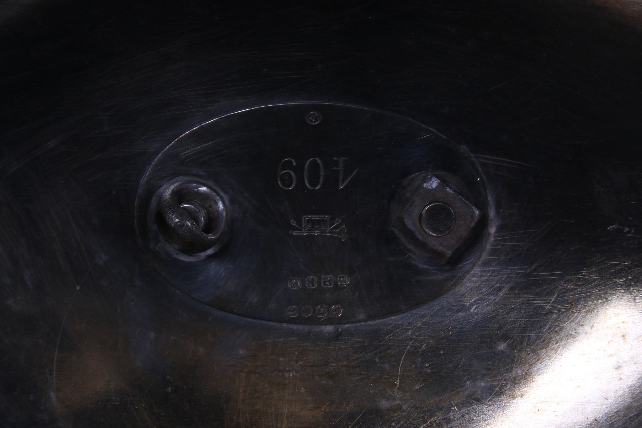 Oude verzilverde Cloche of dekschaal detail binnenkant