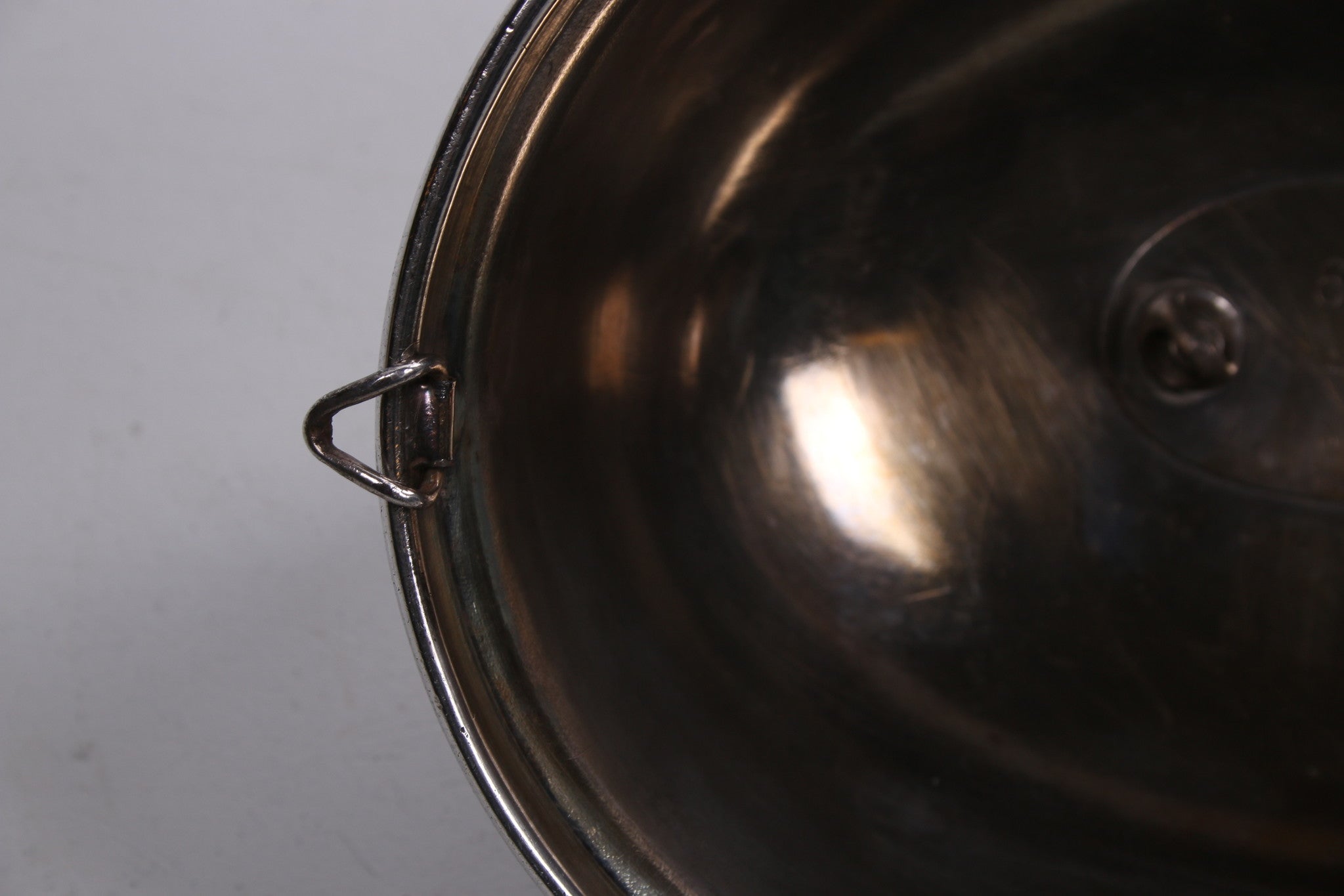 Oude verzilverde Cloche of dekschaal detail haakje zijkant