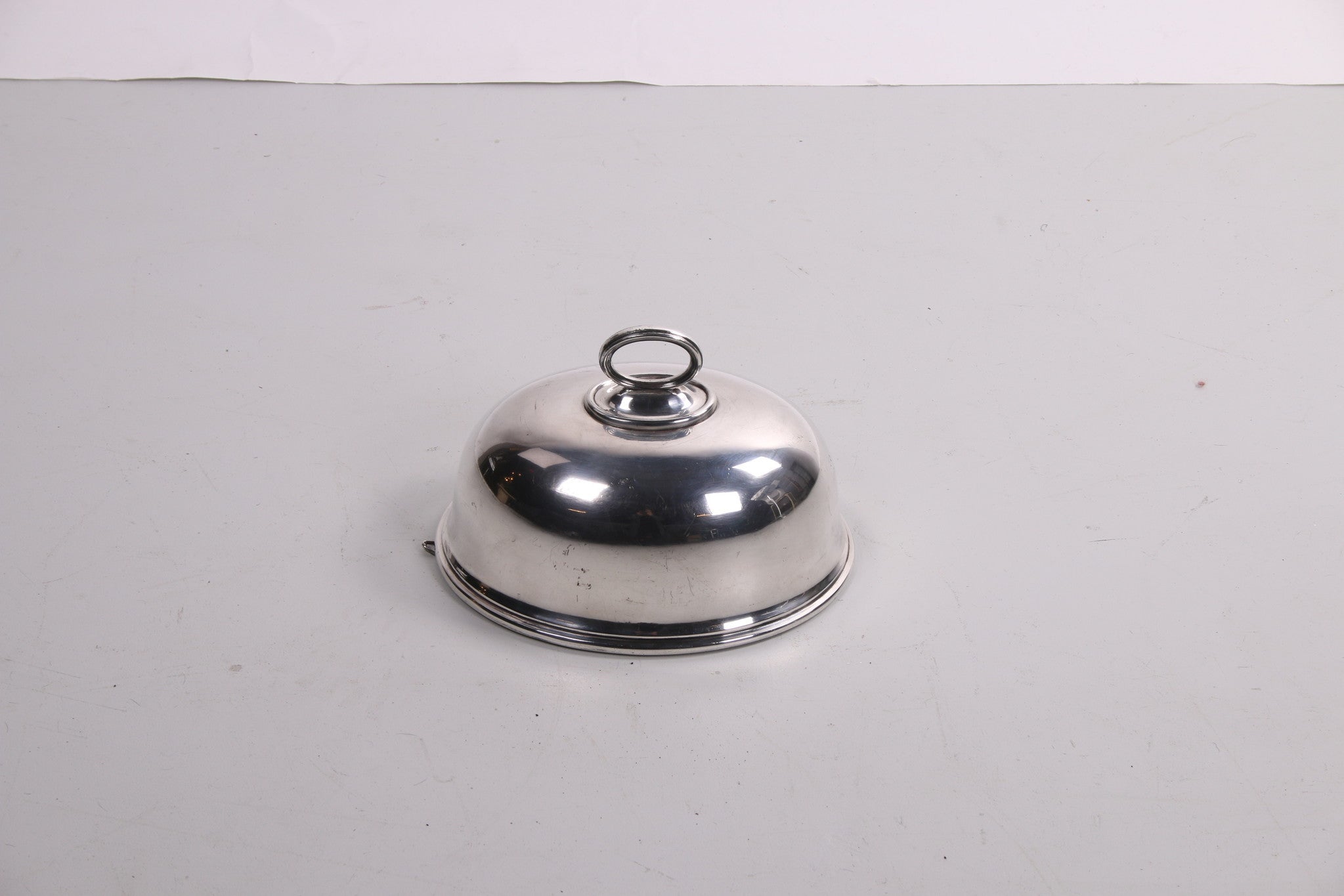 Oude verzilverde Cloche of dekschaal voorkant