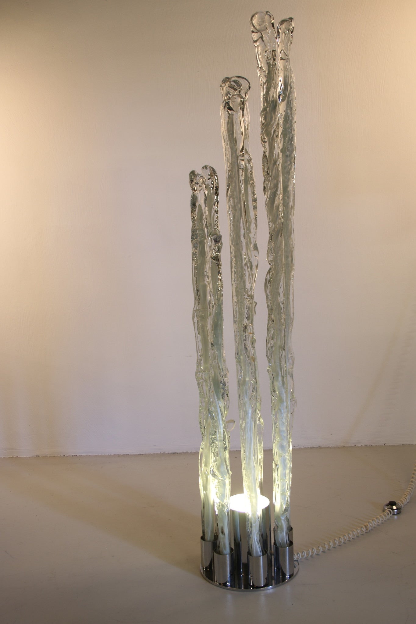 Ijs Vloerlamp Excalibur Design by Ettore Gino Poli gemaakt in Murano voorkant licht aan