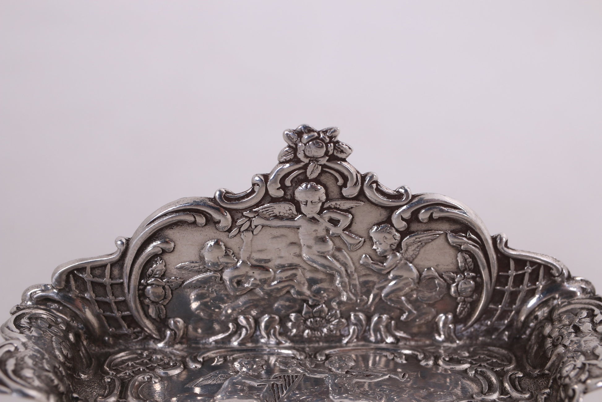 Engels Zilveren Poppenhuis bankje detail rugleuning vooraf
