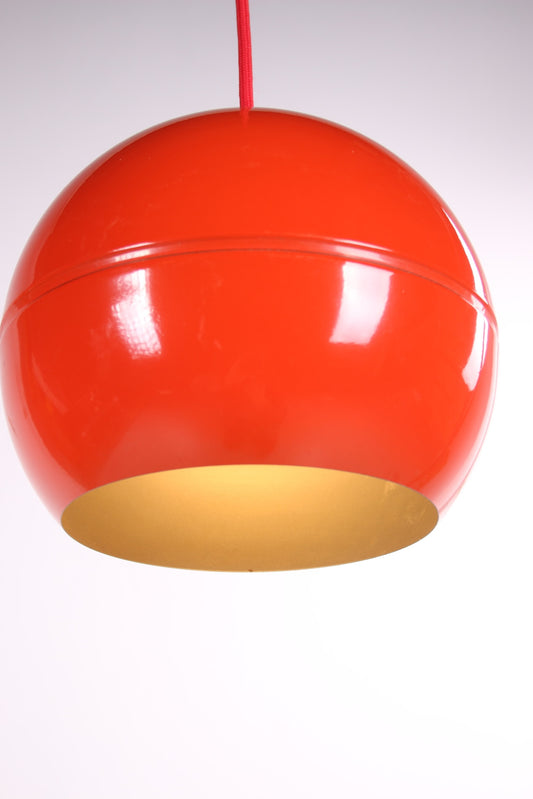 Vintage rode bolvormige hanglamp van metaal jaren 60