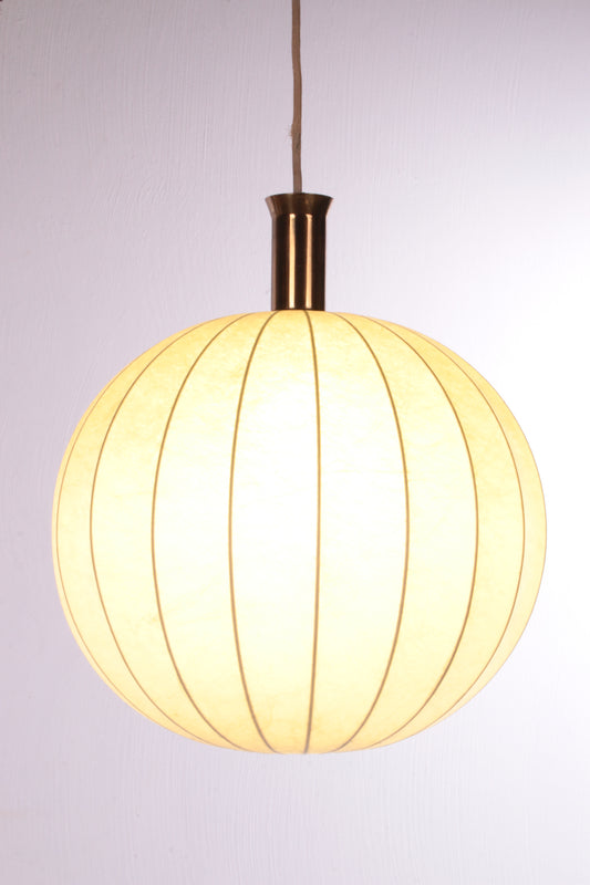 Bolle beige hanglamp uit Zweden lamp aan