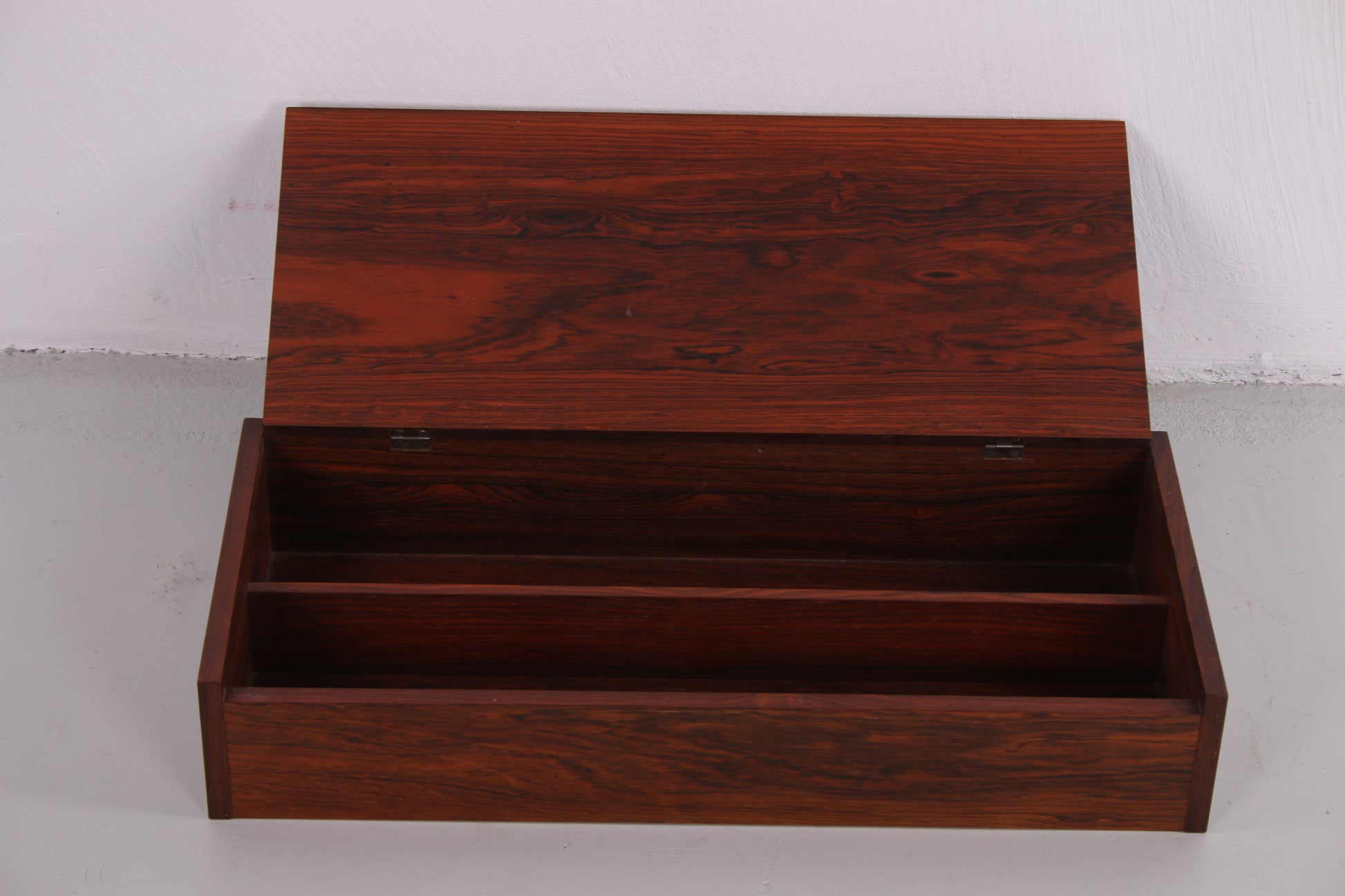 Massieve Pallisander houten tafel box Sigarenbox met vakken mooi afgewerkt 60 jaren voorkant deksel open