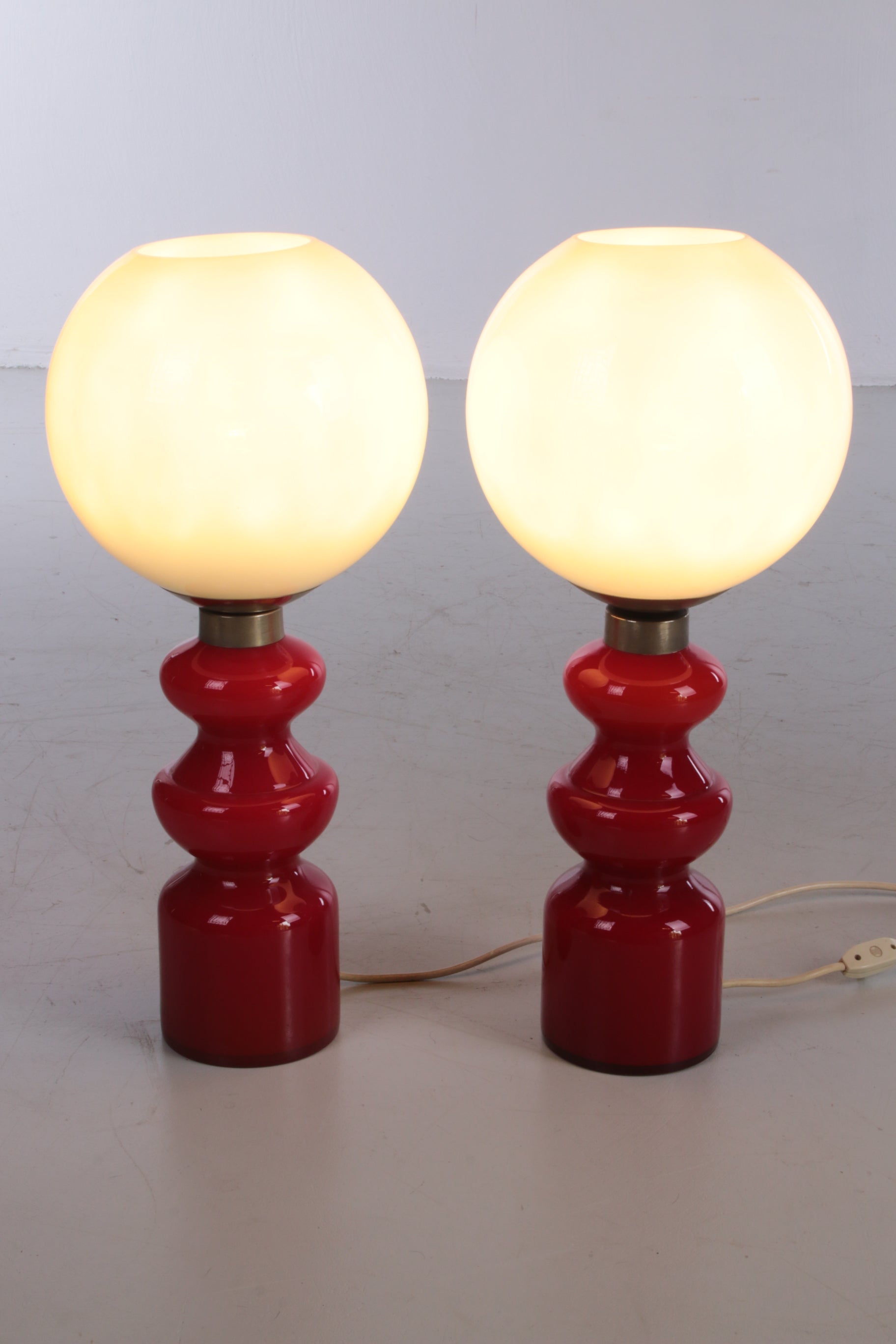 Rood en Witte Glazen Tafel Lampen set voorkant licht aan
