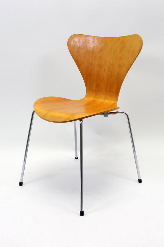 Arne Jacobsen vlinderstoel Model 3107