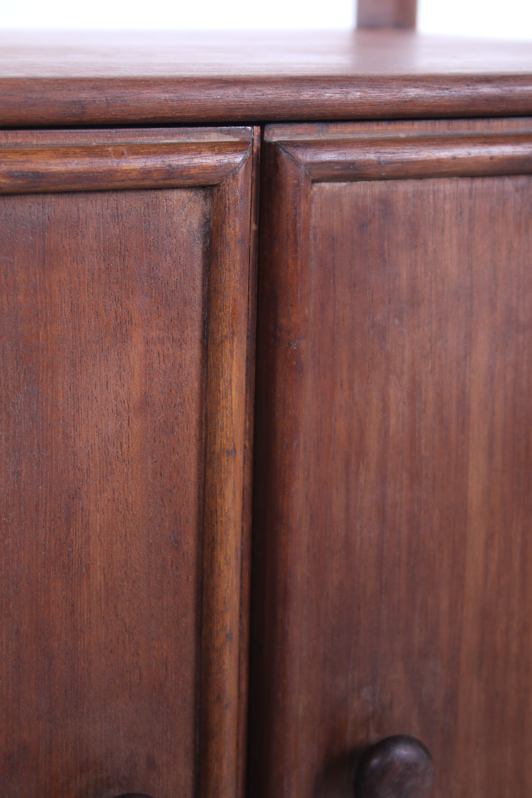 Stoer Wandmeubel boekenkast van hout detail randen deurtjes