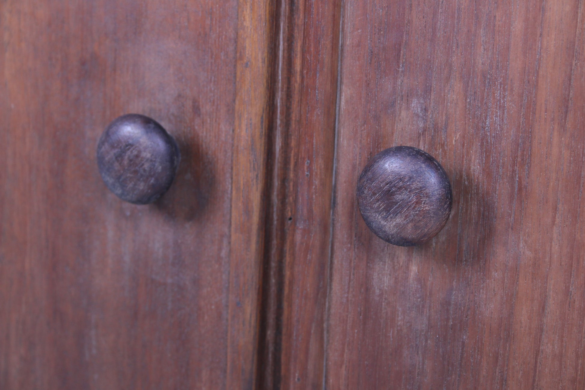 Stoer Wandmeubel boekenkast van hout detail hadnvaten deurtjes