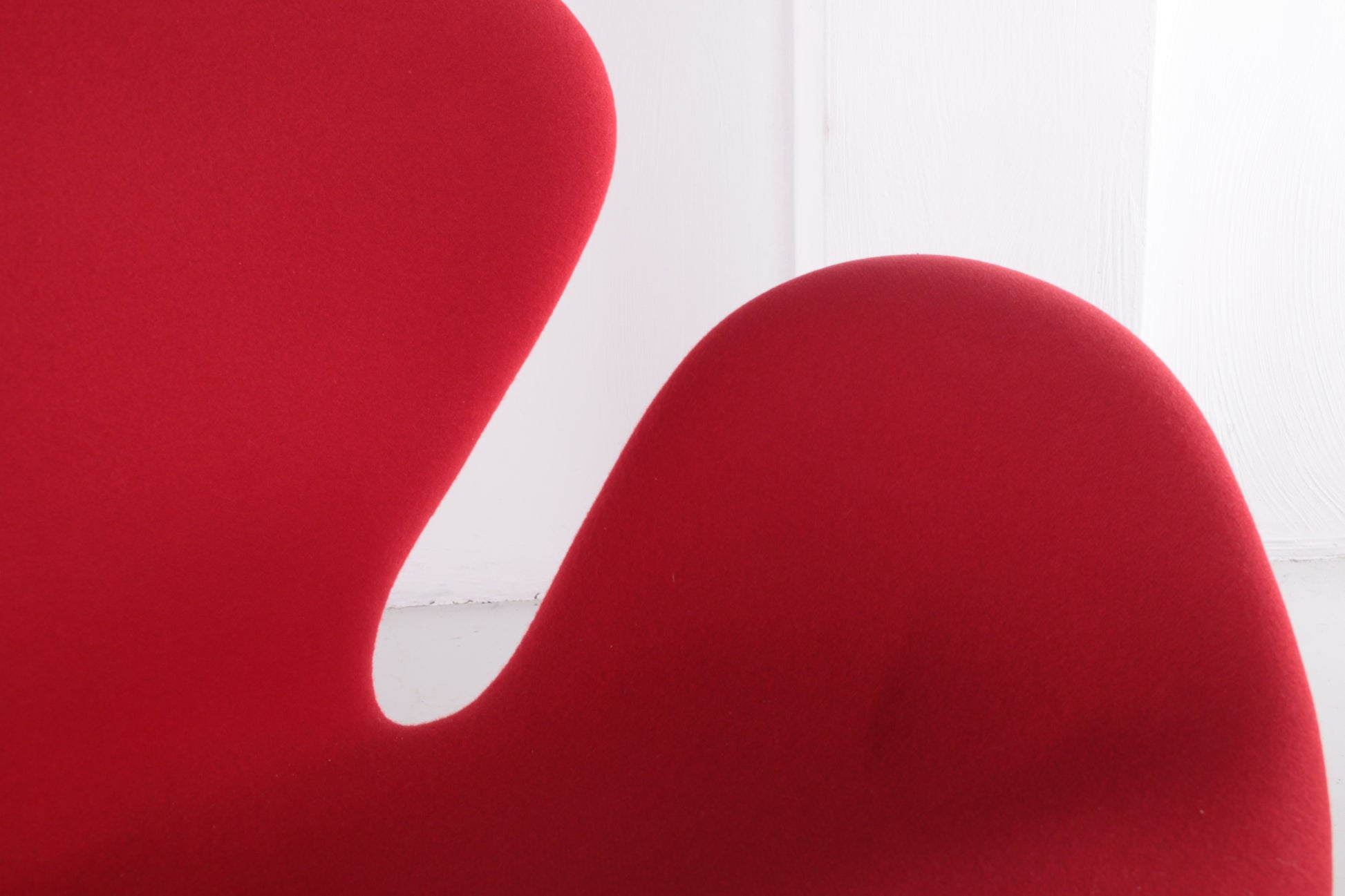 Set van 4 Arne Jacobsen Swan stoel met tafel door Fritz Hansen detail armleuning binnenkant