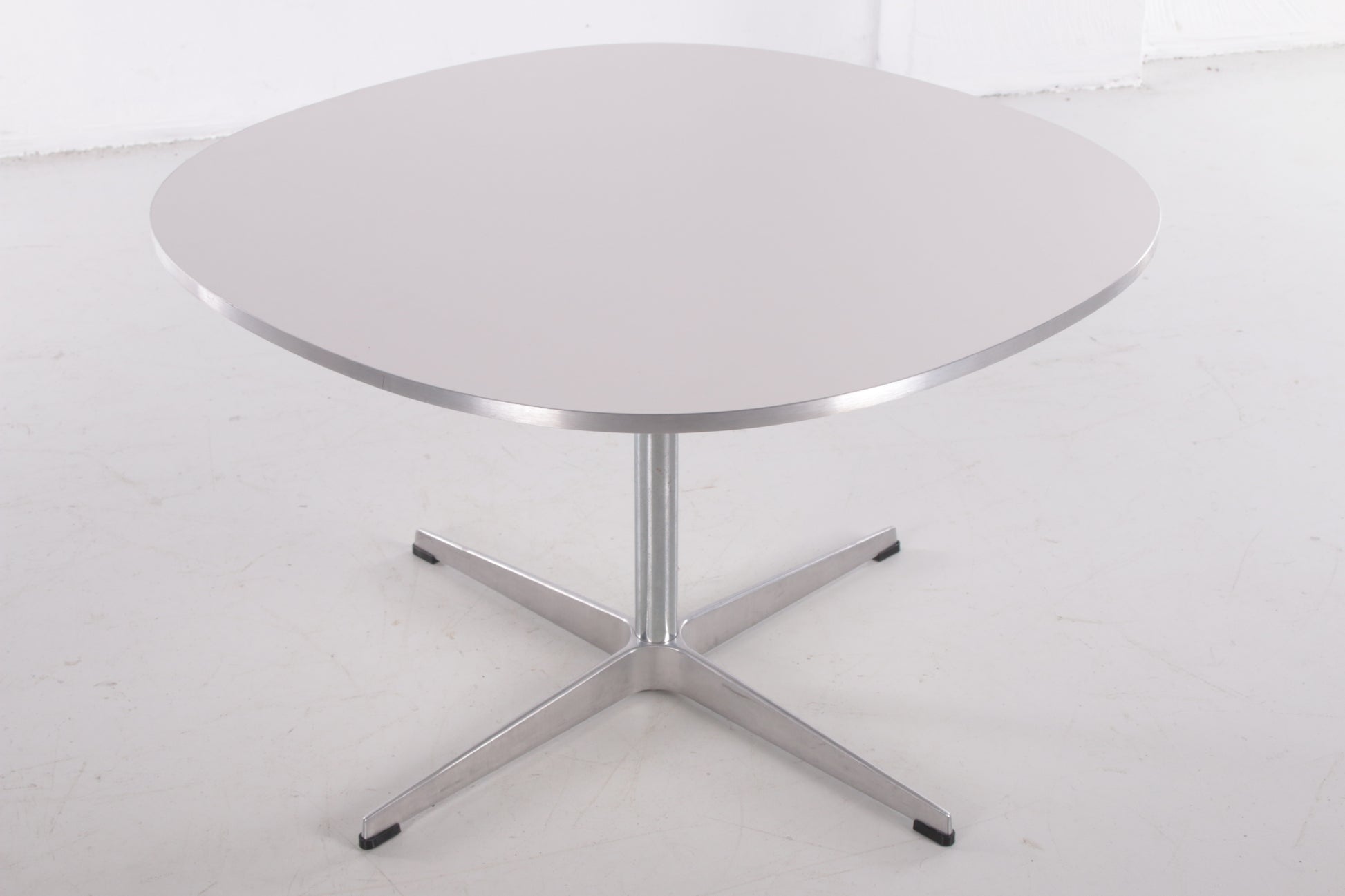 Set van 4 Arne Jacobsen Swan stoel met tafel door Fritz Hansen voorkant tafel