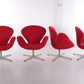 Set van 4 Arne Jacobsen Swan stoel met tafel door Fritz Hansen twee stoelen voorkant twee stoelen zijkant