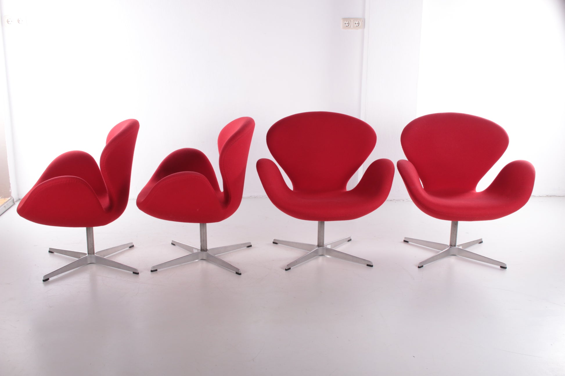 Set van 4 Arne Jacobsen Swan stoel met tafel door Fritz Hansen twee stoelen zijkant twee stoelen voorkant