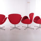 Set van 4 Arne Jacobsen Swan stoel met tafel door Fritz Hansen twee stoelen zijkant twee stoelen achterkant
