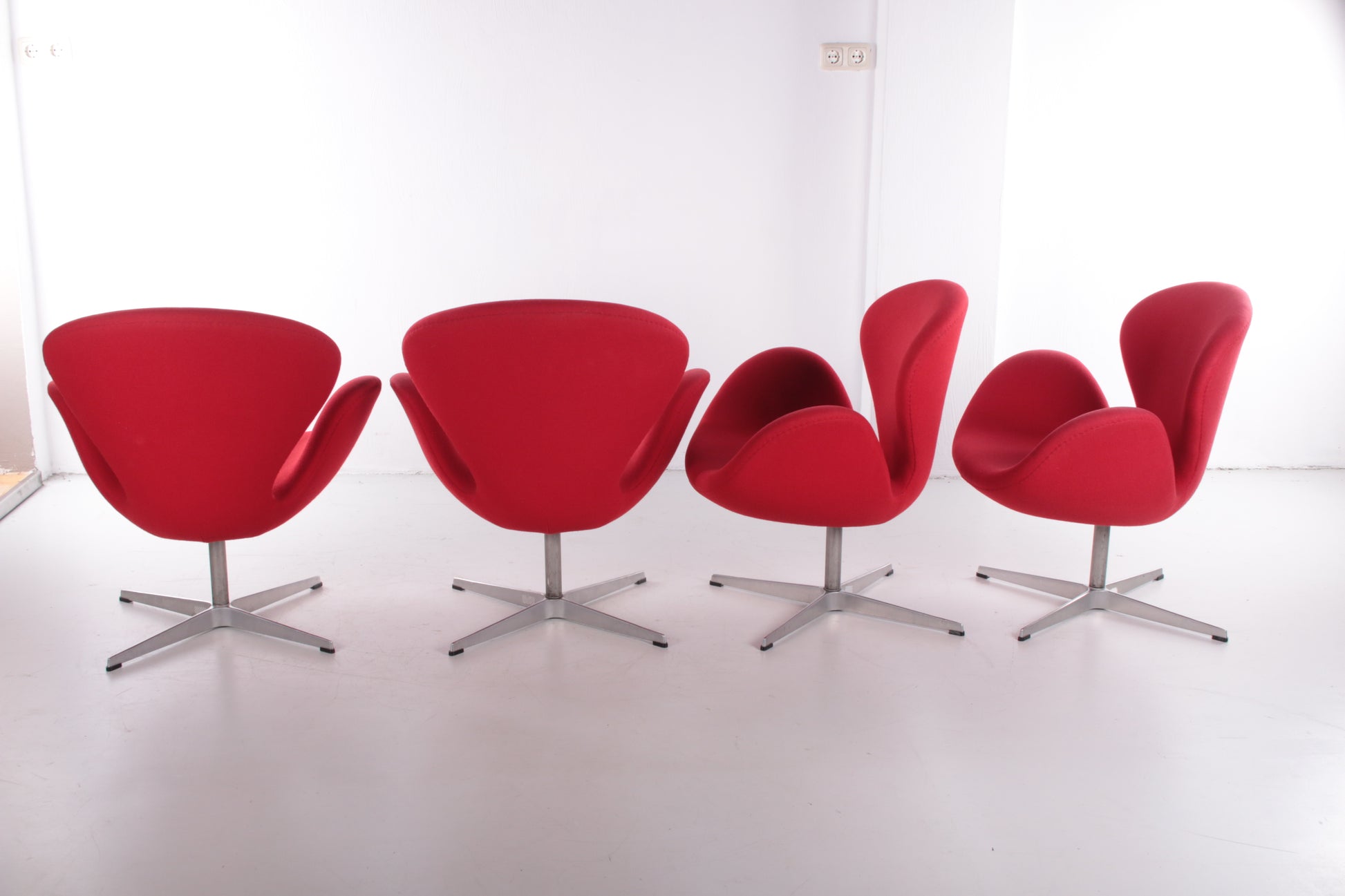 Set van 4 Arne Jacobsen Swan stoel met tafel door Fritz Hansen twee stoelen zijkant twee stoelen achterkant