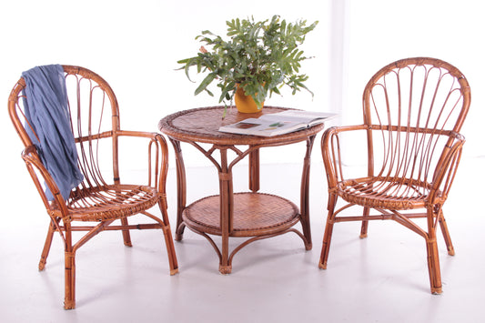 Mooie Franse set Bamboe Tafel met twee stoelen sfeerfoto
