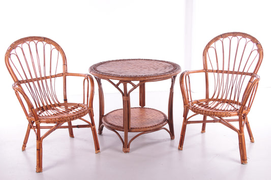Mooie Franse set Bamboe Tafel met twee stoelen voorkant
