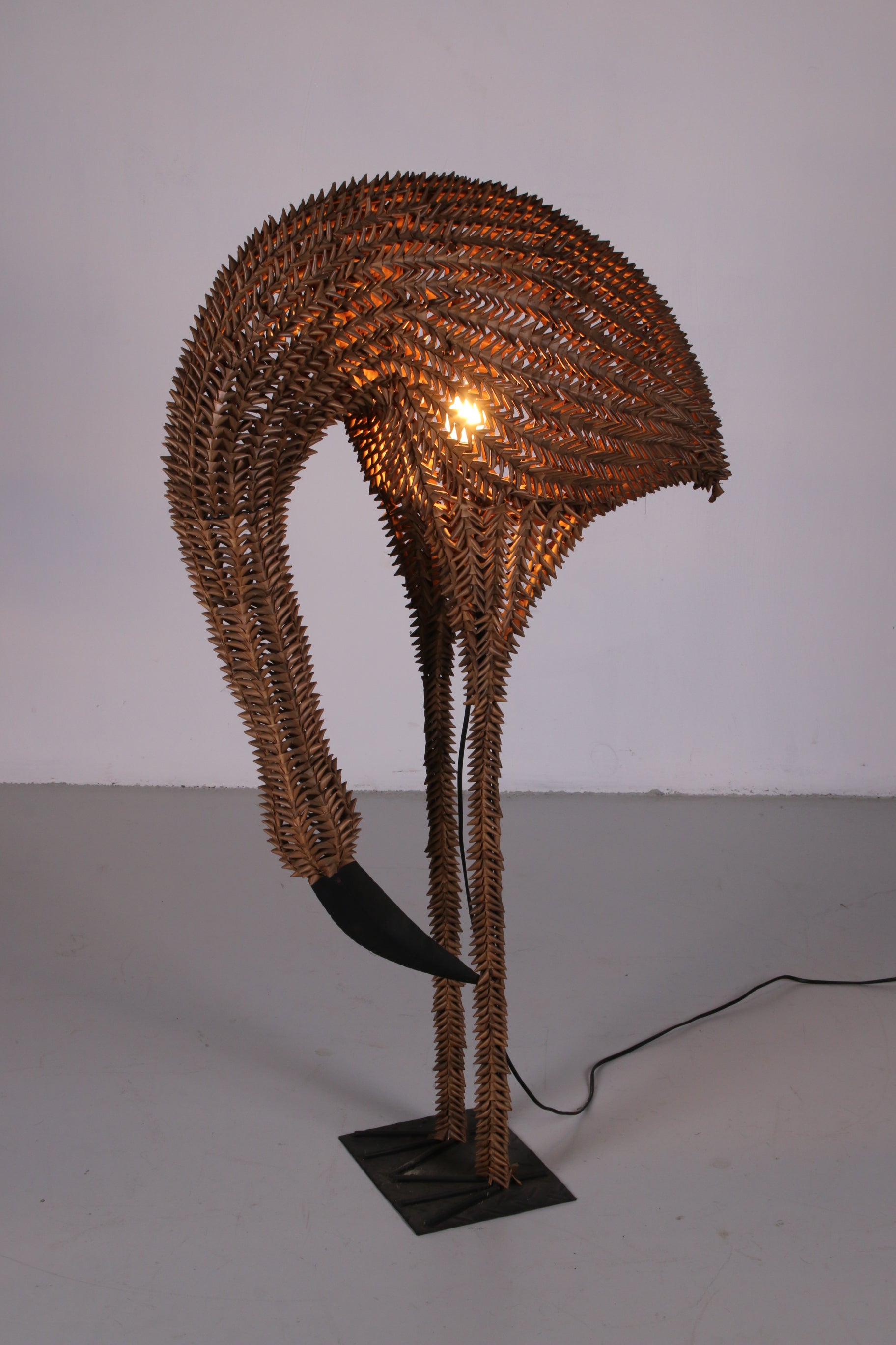 Grote Bamboo Vloerlamp van een vogel gemaakt in de jaren 60 In de USA voorkant licht aan
