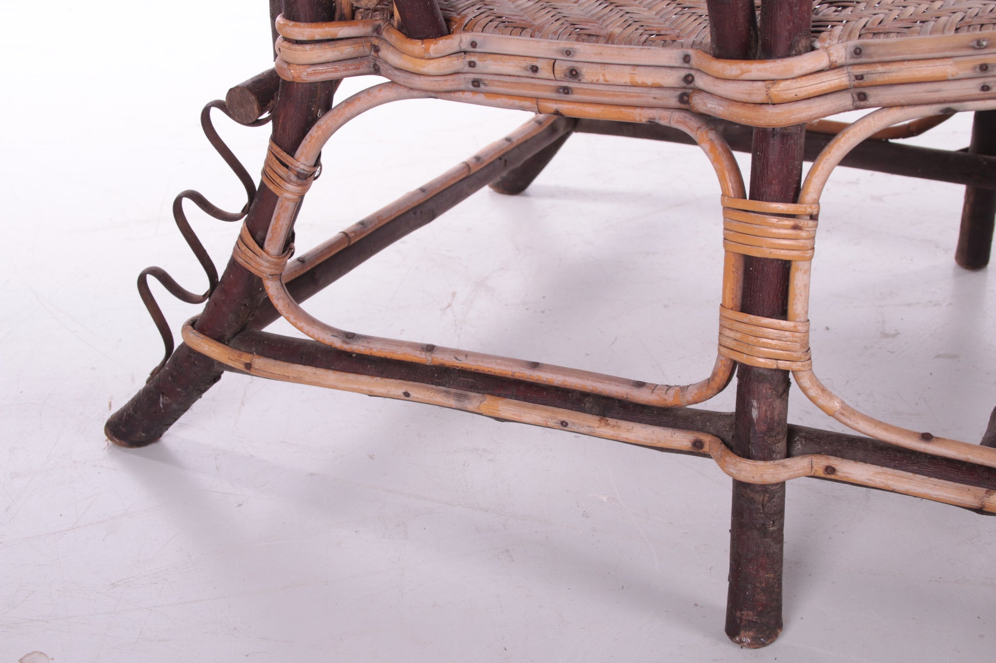 Spaanse bamboe en rieten opklapbare loungestoel uit de jaren 60 detail poot zijkant