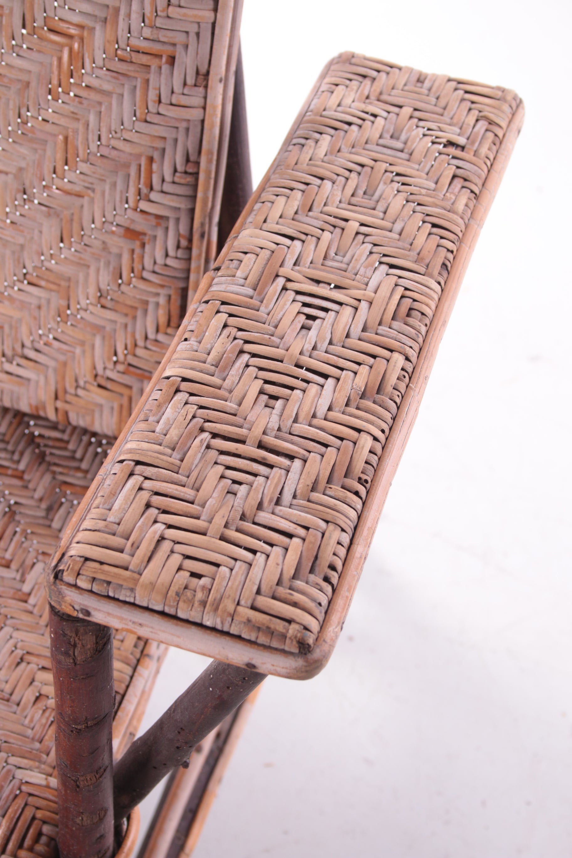 Spaanse bamboe en rieten opklapbare loungestoel uit de jaren 60 detail armleuning