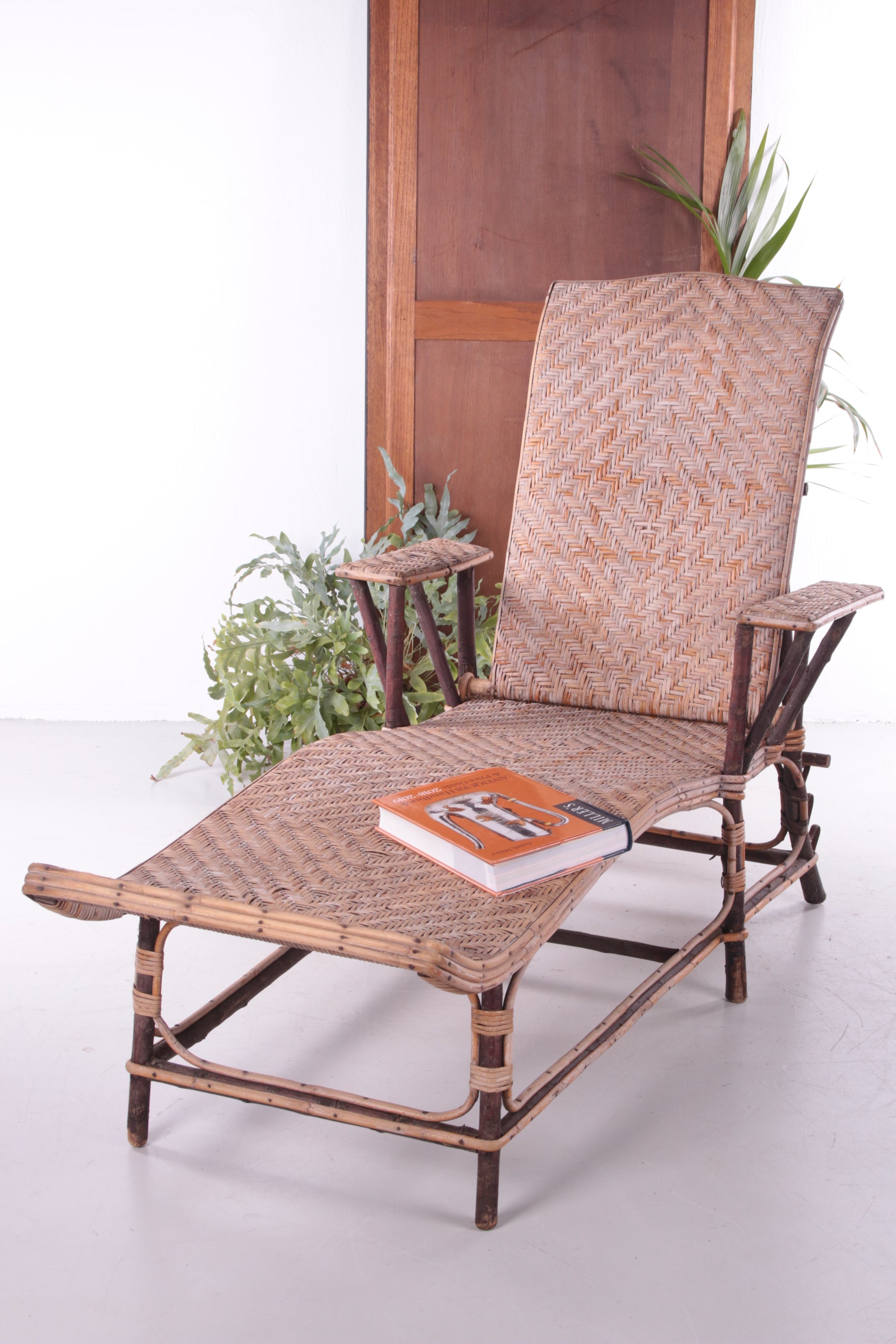Spaanse bamboe en rieten opklapbare loungestoel uit de jaren 60 sfeerfoto