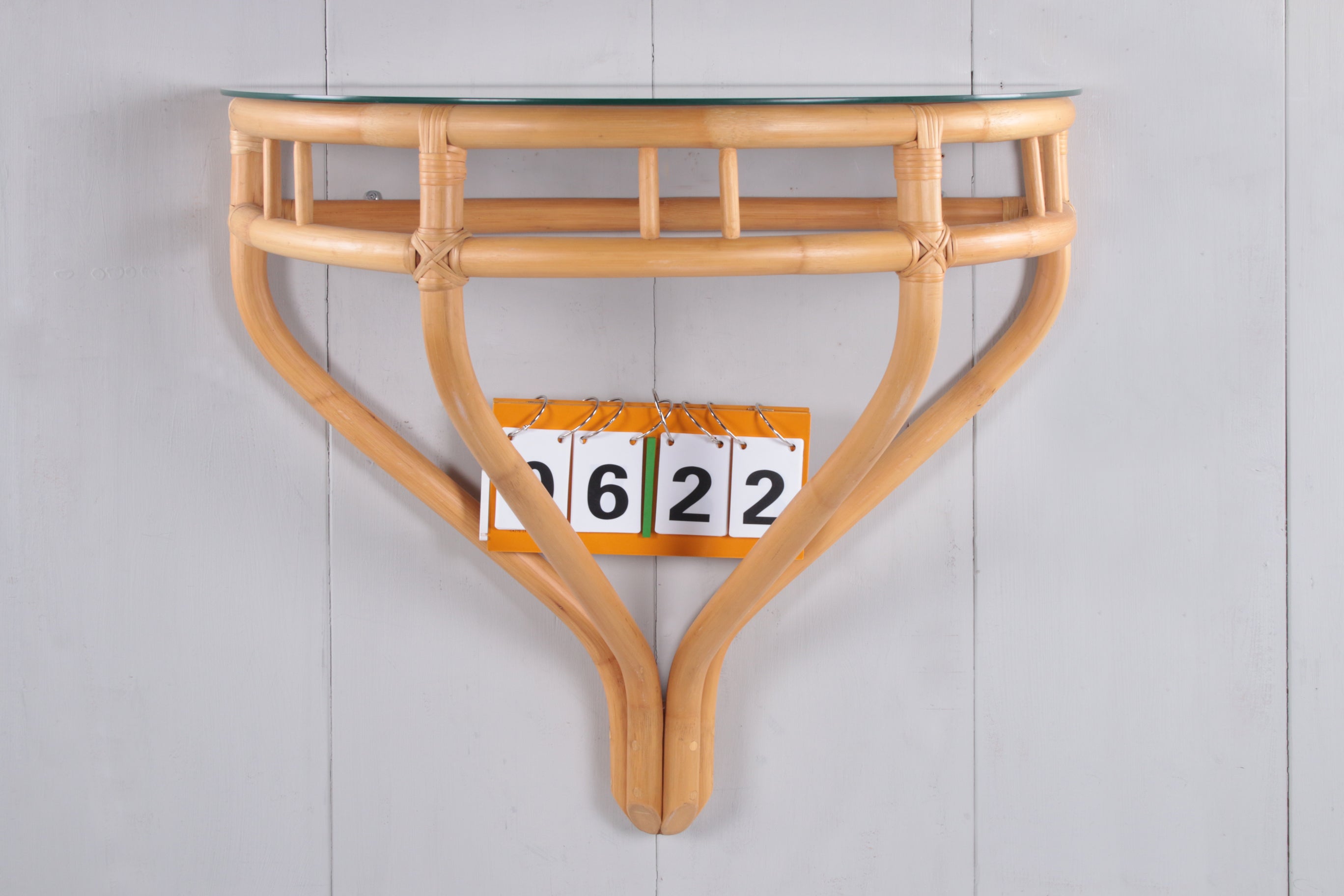 Bamboe side tafel met glasplaat voor aan de muur jaren60s voorkant